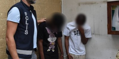 Uyuşturucuyu iç çamaşırı ile çorapların içine saklayan zanlılar tutuklandı