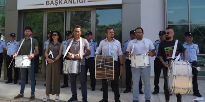 KTOEÖS yetkilileri, KHK önünde davul ve trampet çaldı