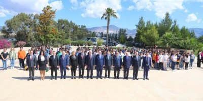 Dostluk Gruplarından Dr. Küçük ve Denktaş’ın anıt mezarlarına ziyaret