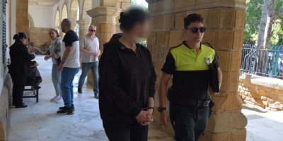 Ev arkadaşını bıçakladı