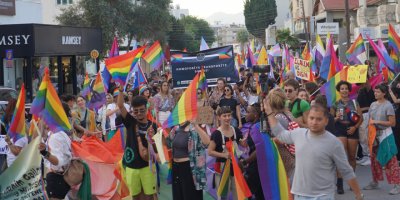 Lefkoşa’da “Adaletin Rengi Ne?’’ sloganıyla “Onur Yürüyüşü” düzenleniyor