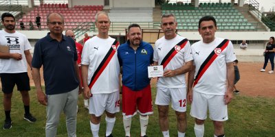 Meclis Futbol Takımı ile Mağusa Masterleri Çetin Şah için oynadı