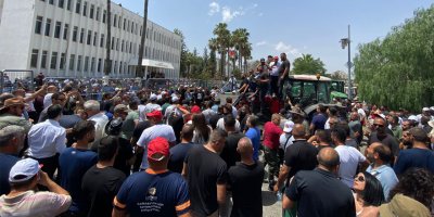 Başbakanlık önünde tansiyon yüksek!