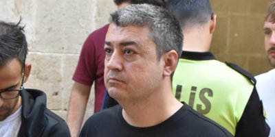 Görevli polisin yüzüne yumruk attı