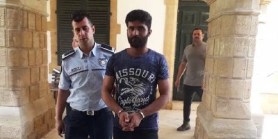 İstediği müzik çalmadı, bıçakla etraftakileri rahatsız etti