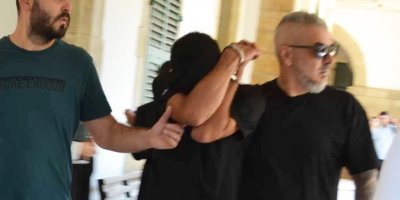 Polisi görünce uyuşturucu maddeleri araçtan attı