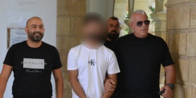 Polisi fark etti, uyuşturucuları araçtan attı