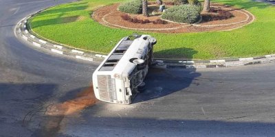 Özel bir şirkete ait minibüs devrildi
