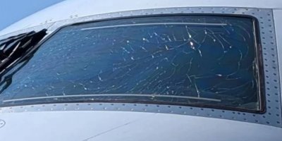 Larnaka’ya uçuş yapan uçağın ön camı çatladı