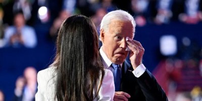 Görevini Harris’e devreden Biden sahnede ağladı