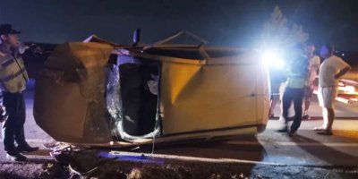 Direksiyon hakimiyetini kaybeden sürücü aydınlatma direğine çarptı