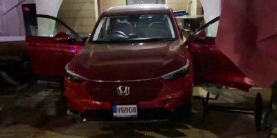 Aracıyla kafeye daldı, bir kişi yaralandı