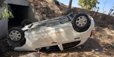 Ağaca çarptıktan sonra takla atan araç tavanı üzerinde durdu