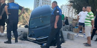 Dereboyu’nda araç 70 santimetrelik çukura düştü