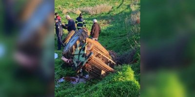 Traktör devrildi, sürücü hayatını kaybetti!