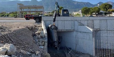 Takla atan araç dere yatağına düştü