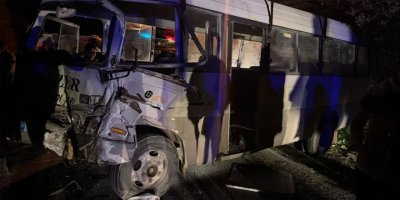 Otobüs ile Kıb-Tek emekçilerini taşıyan araç çarpıştı