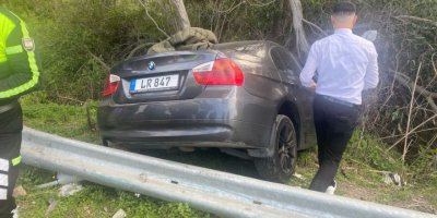 Direksiyon hakimiyetini kaybettiği araç, bariyerlere çarptı!