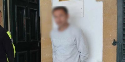 Kendisinden boşandığı için eşini darp etti