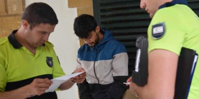 Araba galerisine daldı ve 4 araca çarparak, 1 milyon 170 bin TL’lik hasara neden oldu