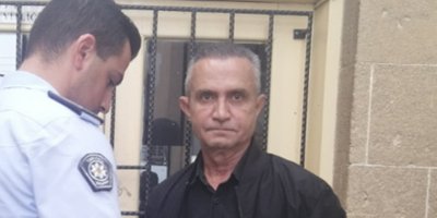 Eşi ve kızını bıçakla kovaladı