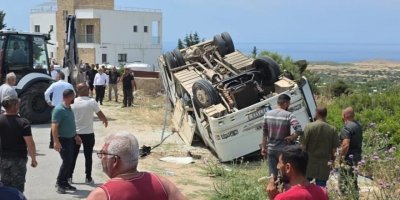 Yenierenköy’de öğrenci servisi devrildi