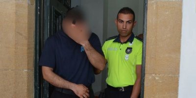Kız arkadaşını kendisiyle yurt dışına gelmek istediği için darp etmekle suçlanıyor