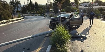 Alkollü sürücü aydınlatma direğini devirdi!