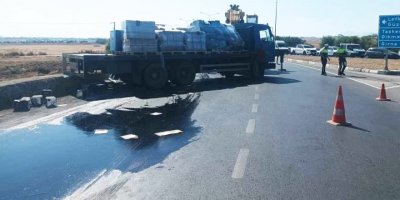Kaza yapan kamyondan yola yağ döküldü