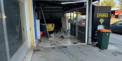 "Araç elektrik direğini devirdi, iki işletmeyi darmadağın etti!"