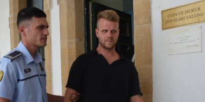 Bir eve zorla girip, polisleri darp eden sanık 1 yıl hapis cezası aldı