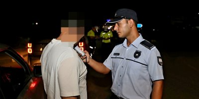 İki sürücü alkollü araç kullanmaktan tutuklandı