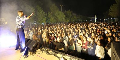 Fikri Karayel sevilen şarkılarını LAÜ öğrencileri için seslendirdi