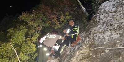 TIR uçurumdan yuvarlandı, sürücü kurtarıldı!