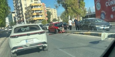 Araç yol ortasındaki refüje çıkarak aydınlatma direğine çarptı ve direği devirdi