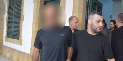 Duruşma esnasında salonun ve yargıcın fotoğrafını çekti