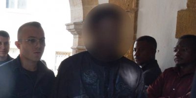 Kaçak yaşadığı tespit edilen zanlının kıyafetlerinin arasında uyuşturucu bulundu