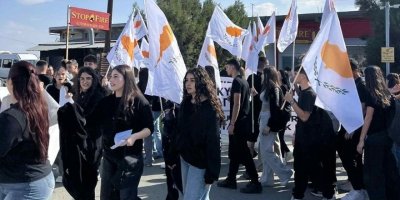 Güney Kıbrıs’ta öğrenciler KKTC’nin kuruluşunu protesto etti