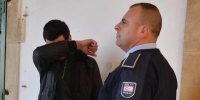 Evin kasasından 25 bin Dolar ile 18 bin Sterlin çalmakla itham ediliyor