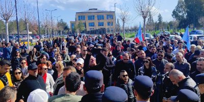 Sendikalar, fiber optik protokolüne karşı Meclis önünde eylem düzenledi