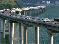 Çin’de minibüs denize düştü: 7 ölü