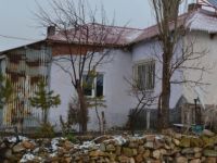 Sivas'ta bir kişi anne ve babasını bıçakladı