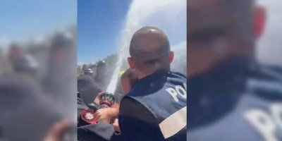 Polis, eylemcileri dağıtmak için biber gazı kullandı