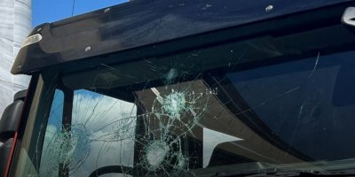 Eylemciler taş attı, “İstifa” sloganları atıldı