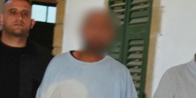 Üvey kardeşine ve evine saldırdı