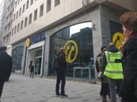İstiklal Caddesi'nde kadının başına tahta düştü