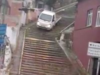 Kadıköy'de kestirmeden inmek isteyen sürücü merdivenlere sürdü