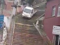 İstanbul'da merdivenlerden aracı ile inen sürücü gözaltına alındı