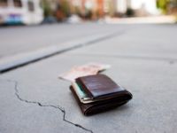 Cüzdanı iç çamaşırında sakladı