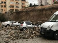 Adana'da istinat duvarı 4 aracın üzerine yıkıldı